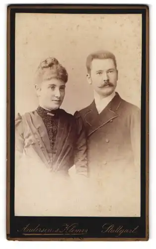 Fotografie Andersen & Klemm, Stuttgart, Charlottenstr. 8, Portrait eines elegant gekleideten Paares