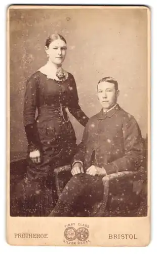 Fotografie T. Protheroe, Bristol, 36 Wine Street, Portrait eines elegant gekleideten jungen Paares