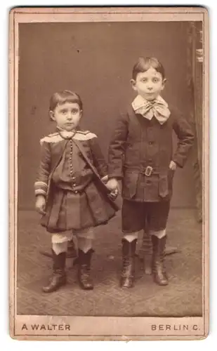 Fotografie A. Walter, Berlin, Rosenthaler Str. 5, Portrait niedliches Kinderpaar in hübscher Kleidung