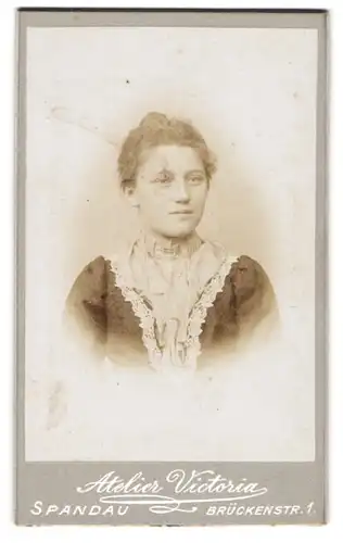 Fotografie Atelier Victoria, Berlin-Spandau, Brückenstr. 1, Portrait schöne junge Frau mit Stickerei an der Bluse