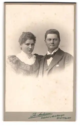 Fotografie Th. Andersen, Stuttgart Charlottenstr. 8, Portrait eines elegant gekleideten Paares