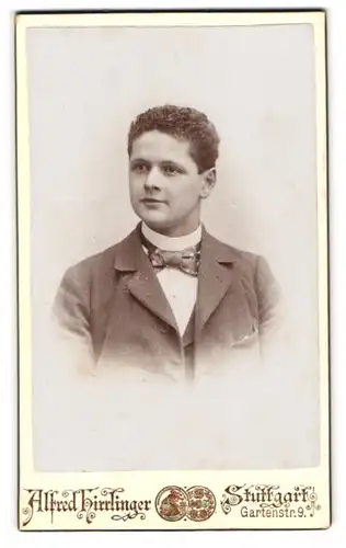 Fotografie Alfred Hirrlinger, Stuttgart, Gartenstr. 9, Portrait junger charmanter Mann mit Fliege im Jackett