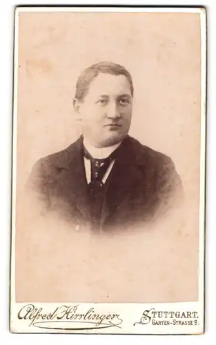 Fotografie Alfred Hirrlinger, Stuttgart, Gartenstr. 9, Portrait stattlicher Mann mit Krawatte im Jackett