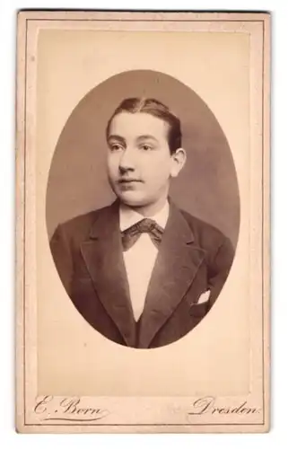 Fotografie E. Born, Dresden, Pragerstr. 5, Portrait junger Mann mit Fliege im Jackett