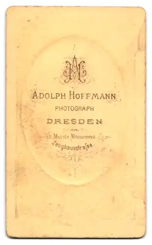 Fotografie Adolph Hoffmann, Dresden, Zeughausstr., Portrait Bube mit lockigem Haar im Jackett