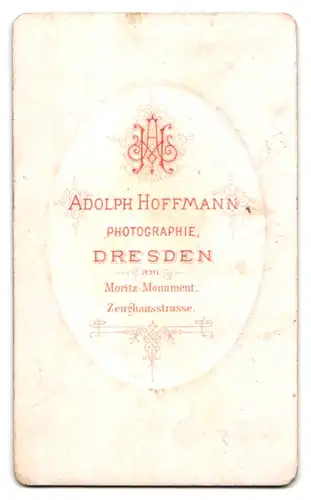 Fotografie Adolph Hoffmann, Dresden, Zeughausstr., Portrait Bube mit lockigem Haar im Jackett