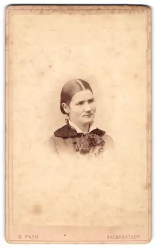 Fotografie R. Fath, Halberstadt, Lindenweg 21, Portrait einer Dame im Halbprofil