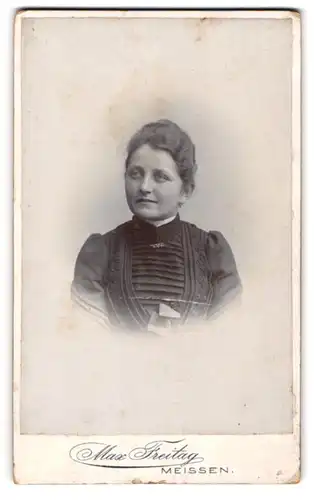 Fotografie Max Freitag, Meissen, Rothe Stufen 3, Junge Dame im plissierten Kleid