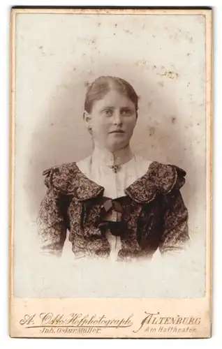 Fotografie A. Otto, Altenburg S-A., Dame im verzierten Kleid mit Brosche