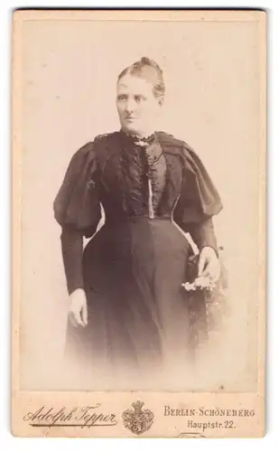 Fotografie Adolph Tepper, Berlin-Schöneberg, Haupt-Str. 22, Dame im Kleid mit Puffärmeln