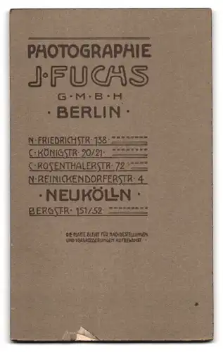 Fotografie J. Fuchs, Berlin, Friedrichstrasse 138, Kleinkind im gepunkteten Kleid auf Felldecke