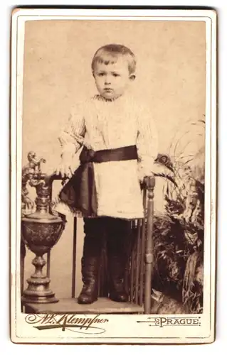 Fotografie M. Klempfner, Prag, Kleinkind auf Stuhl stehend