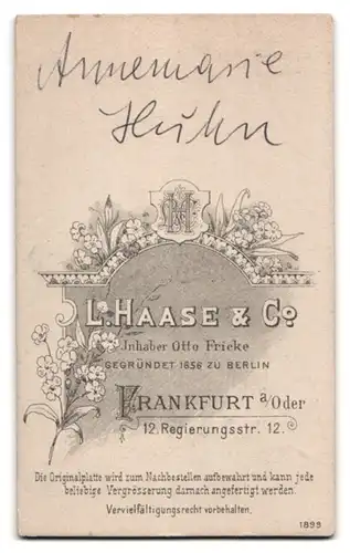 Fotografie L. Haase & Co., Frankfurt a. O., Regierungsstr. 12, Kleinkind Annemarie im Kleidchen