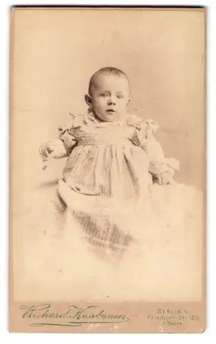Fotografie Richard Kasbaum, Berlin, Friedrich-Str. 125, Kleinkind im karierten Kleid
