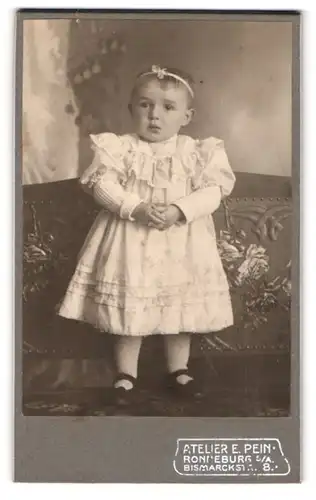 Fotografie Atelier E. Pein, Ronneburg S.-A., Bismarckstr. 8, Kleinkind im Kleid mit Schleife im Haar
