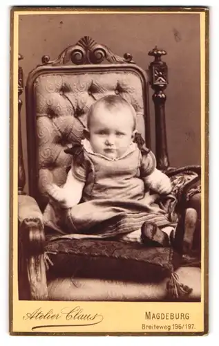 Fotografie Heinrich Claus, Magdeburg, Breiteweg 196 /197, Kleinkind im Kleid auf Stuhl sitzend, Carli Eissen