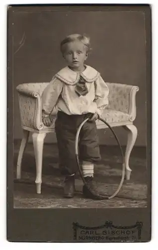 Fotografie Carl Bischof, Nürnberg, Bayreutherstr. 21, Kleiner Junge mit Spielreifen 1907