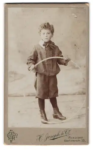 Fotografie H. Joseph & Co., Berlin-Rixdorf, Berliner-Str. 55, Junge mit Spielreifen