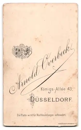 Fotografie Arnold Overbeck, Düsseldorf, Königs-Allee 43, Kleinkind mit Spielzeugpuppe