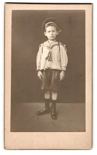 Fotografie unbekannter Fotograf und Ort, Kleiner Junge im Matrosenanzug