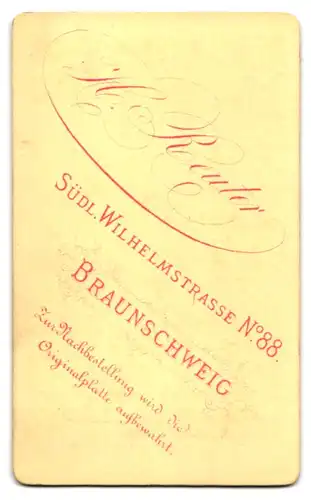 Fotografie H. Reuter, Braunschweig, Südl. Wilhelmstrasse 88, Junge Dame im weissen Kleid