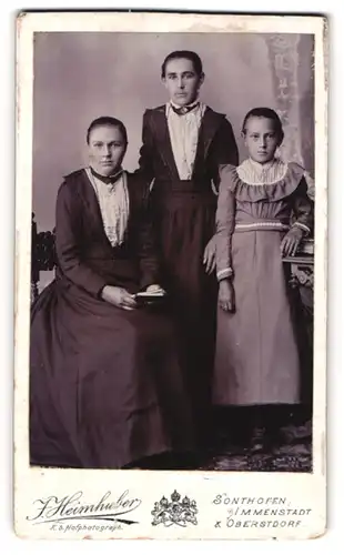 Fotografie J. Heimhuber, Sonthofen, Immenstädterstrasse, Drei junge Damen in Kleidern mit einem Buch