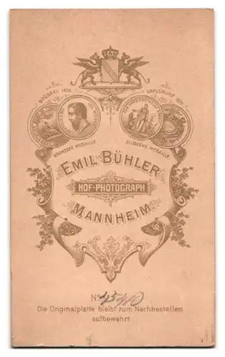 Fotografie Emil Bühler, Mannheim, Junger Herr im karierten Anzug