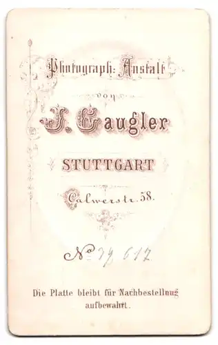 Fotografie J. Gaugler, Stuttgart, Calwerstrasse 58, Junge Dame mit Kragenbrosche