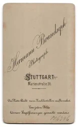 Fotografie Hermann Brandseph, Stuttgart, Marienstrasse 36, Süsses Kleinkind im Hemd mit nackigen Füssen