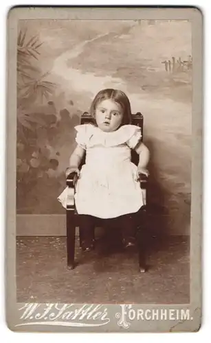 Fotografie W. J. Sattler, Forchheim, A. Nürnberger Tor, Kleines Mädchen im weissen Kleid