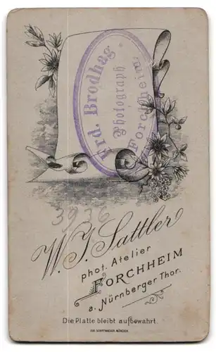 Fotografie W. J. Sattler, Forchheim, A. Nürnberger Tor, Kleines Mädchen im weissen Kleid