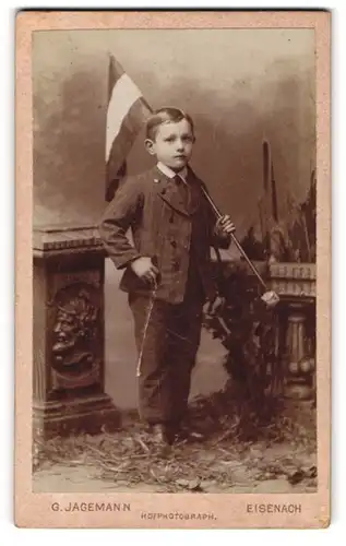 Fotografie Georg Jagemann, Eisenach, Goldschmiedenstrasse 11, Junge im Anzug mit Fahne