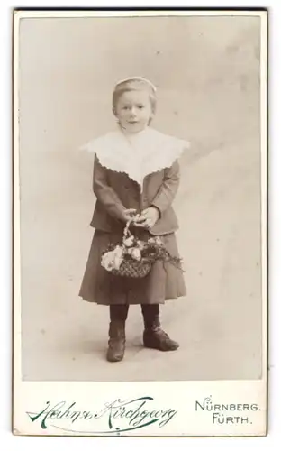 Fotografie Hahn & Kirchgeorg, Nürnberg, Vestnertorgraben 47, Hübsch gekleidetes Mädchen mit Blumenkorb