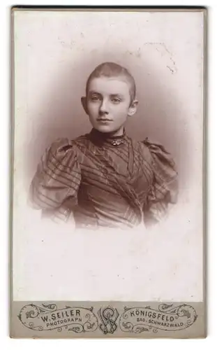 Fotografie W. Seiler, Königsfeld /Bad. Schwarzwald, Junge Dame im Kleid mit Kragenbrosche