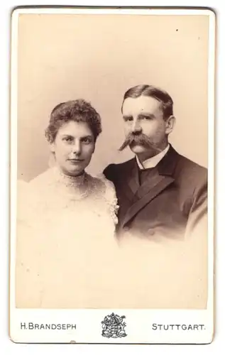 Fotografie H. Brandseph, Stuttgart, Marienstrasse 36, Bürgerliches Paar in hübscher Kleidung