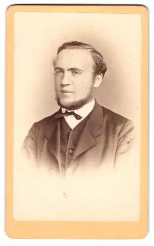 Fotografie Friedrich Berrer, Heilbronn, Bergstrasse, Elegant gekleideter Herr mit Chin-Strap