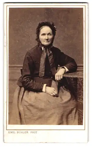 Fotografie Emil Bühler, Mannheim, Ludwigs-Strasse 29, Ältere Dame in hübscher Kleidung mit Haube