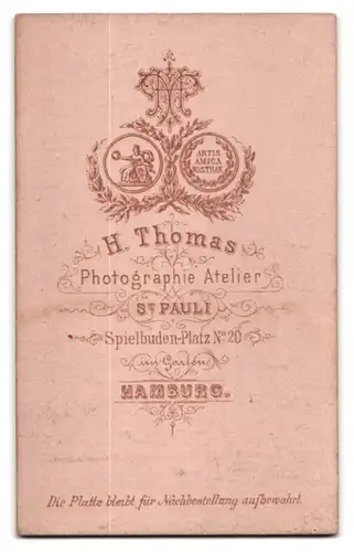 Fotografie H. Thomas, Hamburg-St. Pauli, Spielbuden-Platz 20, Elegant gekleideter Herr mit Bart