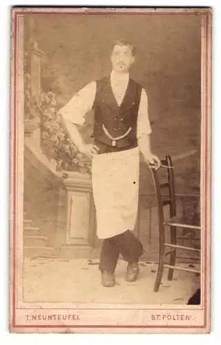 Fotografie T. Neunteufel, St. Pölten, Kugelgasse 10, junger Mann als Kellner mit Schürze und Weste