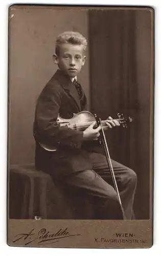 Fotografie A. Schalita, Wien, Portrait junger Knabe im Anzug als Musiker mit Geige / Violine im Atelier