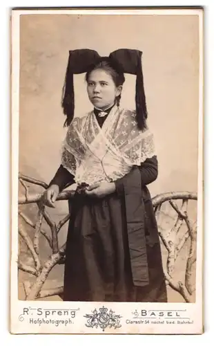 Fotografie R. Spreng, Basel, junge Frau in Elsässer Tracht mit Schleife auf dem Kopf