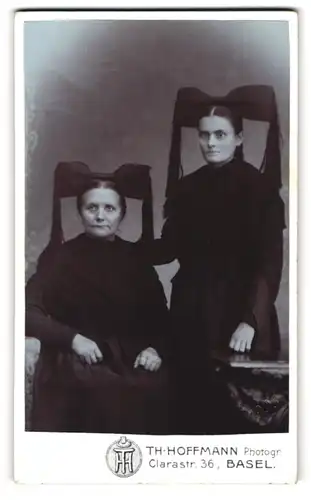 Fotografie Th. Hoffmann, Basel, zwei ältere schweizer Damen in elsässischer Tracht