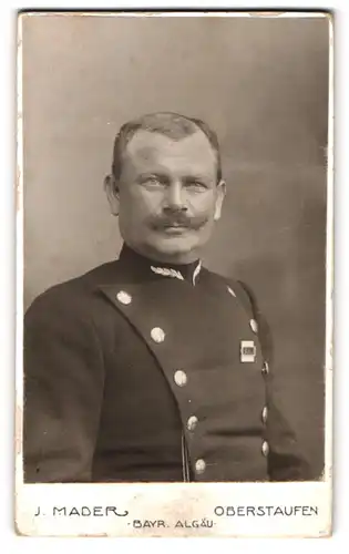 Fotografie J. Mader, Oberstaufen, älterer Beamter in Dienstuniform mit Mustach