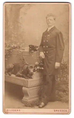 Fotografie G. Lüders, Dresden, Beamter mit seinem Diensthund im Atelier