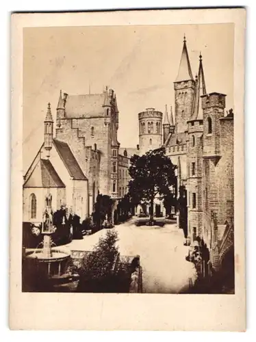 Fotografie unbekannter Fotograf, Ansicht Bisingen, Blick auf den Innenhof der Burg Hohenzollern