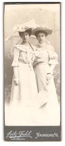 Fotografie Fritz Juhl, Naumburg a. S., junge Frau Marta Seifert mit ihrer Freundin in weissen Kleidern mit Schirm und Hut
