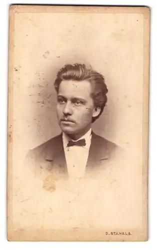 Fotografie D. Strahala, Wien, Portrait des jungen Opernsängers Carl Burian im Anzug mit Fliege
