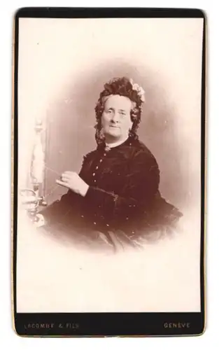 Fotografie Lacombe & Fils, Geneve, Portrait ältere Dame als Spinnerin an der Spindel