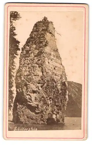 Fotografie unbekannter Fotograf, Ansicht Vierwaldstättersee, Blick auf den Schillerstein mit Inschrift