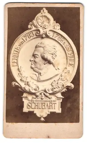 Fotografie unbekannter Fotograf, Ansicht Geislingen a. d. Steige, Relief des Christian Friedrich Daniel Schubart